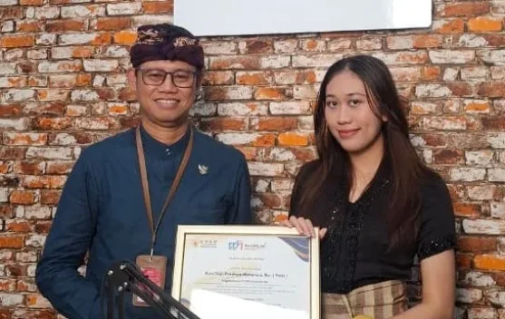 Suasana aktivitas belajar mengajar di ruang kelas sekolah dasar di wilayah Bali dengan para siswa menyimak materi pelajaran.