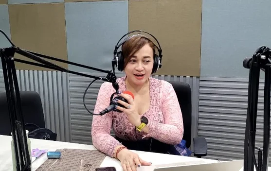 Suasana aktivitas perekonomian warga di kawasan desa adat Bali yang didukung oleh pengelolaan unit usaha milik desa.