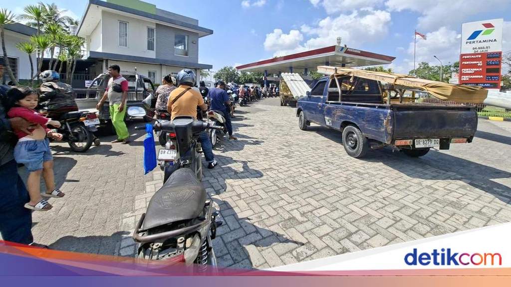 Antrean panjang kendaraan roda dua dan roda empat yang mengular di salah satu Stasiun Pengisian Bahan Bakar Umum (SPBU) di wilayah Lombok Barat, Nusa Tenggara Barat.