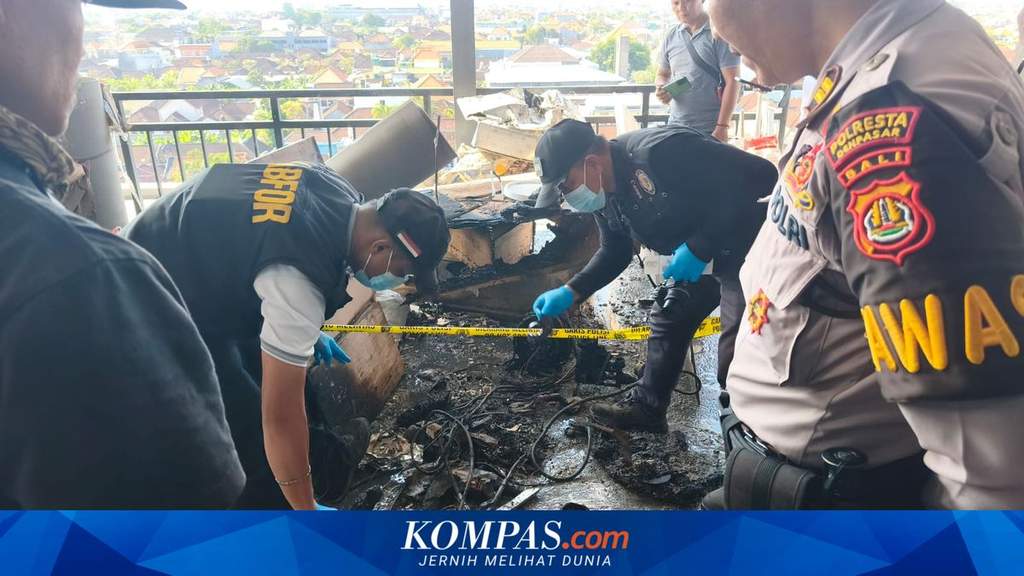 Kepulan asap hitam membumbung tinggi dari lantai atas bangunan proyek pembangunan Rumah Sakit Amerta Husada di Jalan Raya Sesetan, Denpasar.
