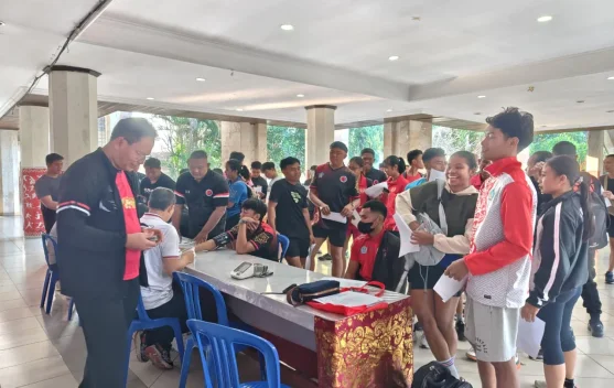 Para atlet bela diri asal Bali mengikuti rangkaian tes kebugaran fisik dan kesehatan di GOR Lila Bhuana Denpasar untuk seleksi PON Beladiri 2026.
