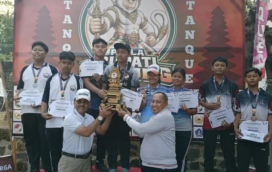Suasana pertandingan cabang olahraga Petanque dalam ajang Piala Bupati Badung di Lapangan Parkir GOR Mengwi dengan para atlet yang fokus melempar boka.
