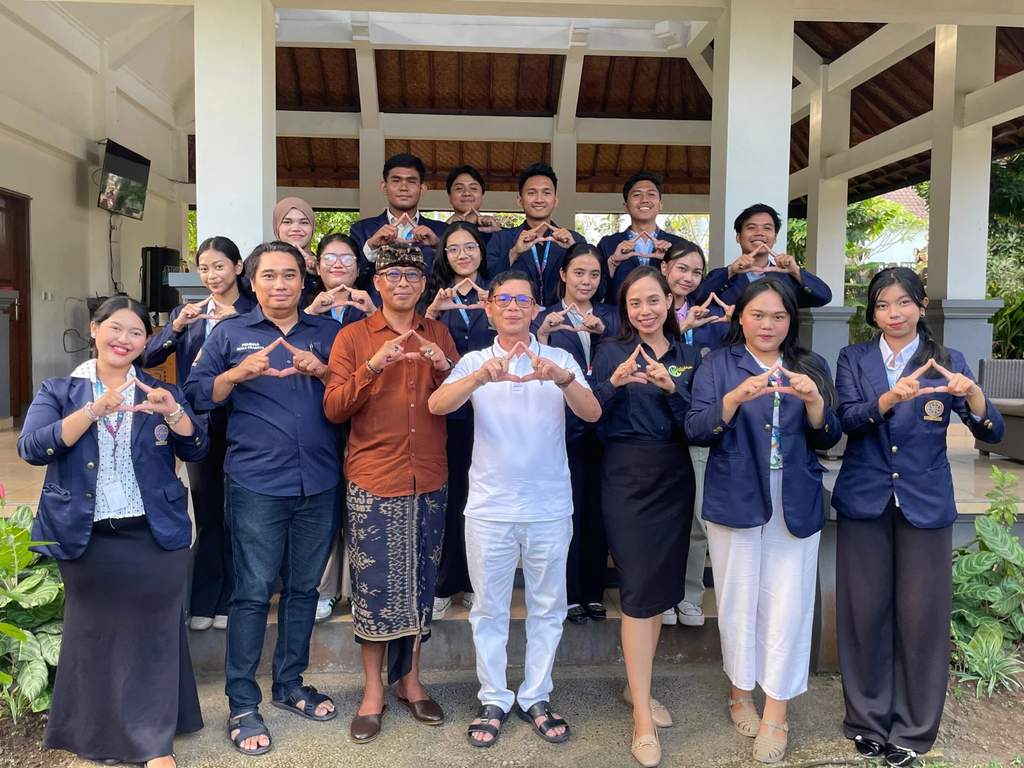 Bupati Klungkung I Made Satria saat menerima audiensi tim PPK Ormawa FH Unud di Rumah Jabatan Bupati Klungkung.