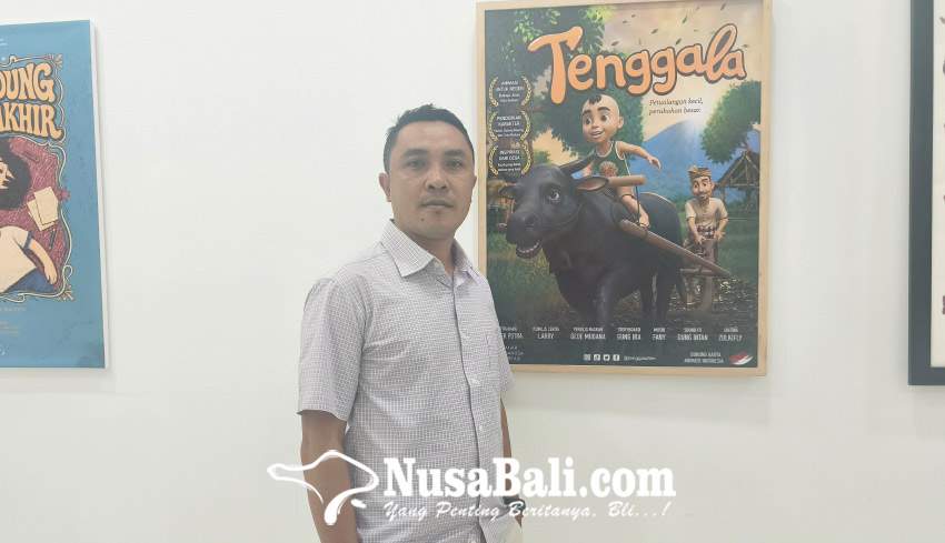 Cuplikan layar film animasi Tenggala yang menampilkan ilustrasi kerbau dan petani saat membajak sawah tradisional di Bali.