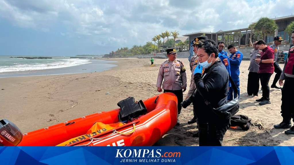 Suasana evakuasi jenazah oleh petugas kepolisian dan tim penyelamat menggunakan perahu karet di kawasan pantai Bali.