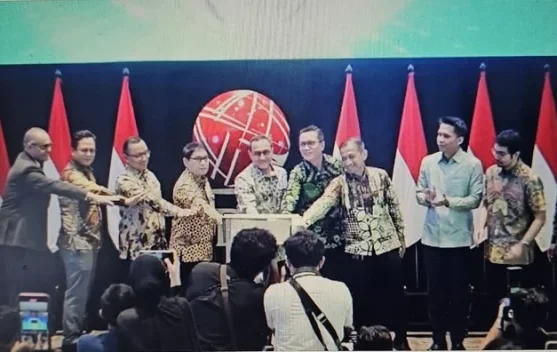 Gedung Bursa Efek Indonesia di Jakarta yang menampilkan papan perdagangan saham serta aktivitas pasar modal bernuansa hijau.
