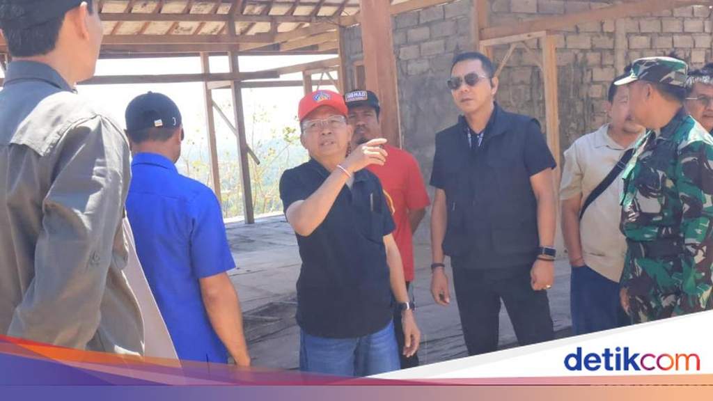 Gubernur Bali Wayan Koster memimpin pembongkaran bangunan vila ilegal di kawasan Hutan Desa Pejarakan, Kecamatan Gerokgak, Kabupaten Buleleng.