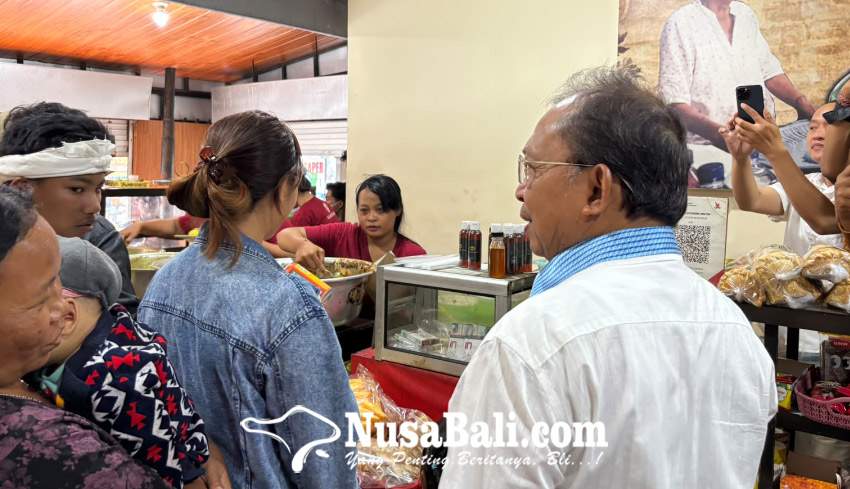 Gubernur Bali Wayan Koster saat berinteraksi dan berfoto bersama warga di salah satu warung kuliner lokal di Gianyar dalam acara perayaan Rahina Tumpek Krulut.