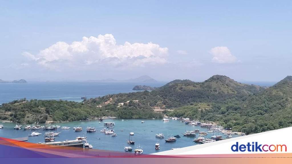 Aktivitas kapal wisata yang bersandar di Pelabuhan Marina Labuan Bajo menyusul penghentian sementara izin berlayar akibat cuaca ekstrem.