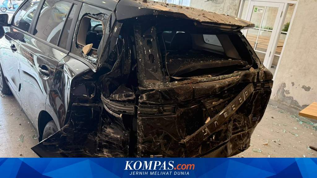 Kondisi bagian depan sebuah restoran di Jalan Gatsu Tengah Denpasar yang mengalami kerusakan parah akibat tertabrak mobil listrik yang melaju mundur.