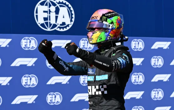 Pembalap McLaren Lando Norris merayakan keberhasilannya meraih pole position di sirkuit Formula 1 Grand Prix Spanyol di Madrid.