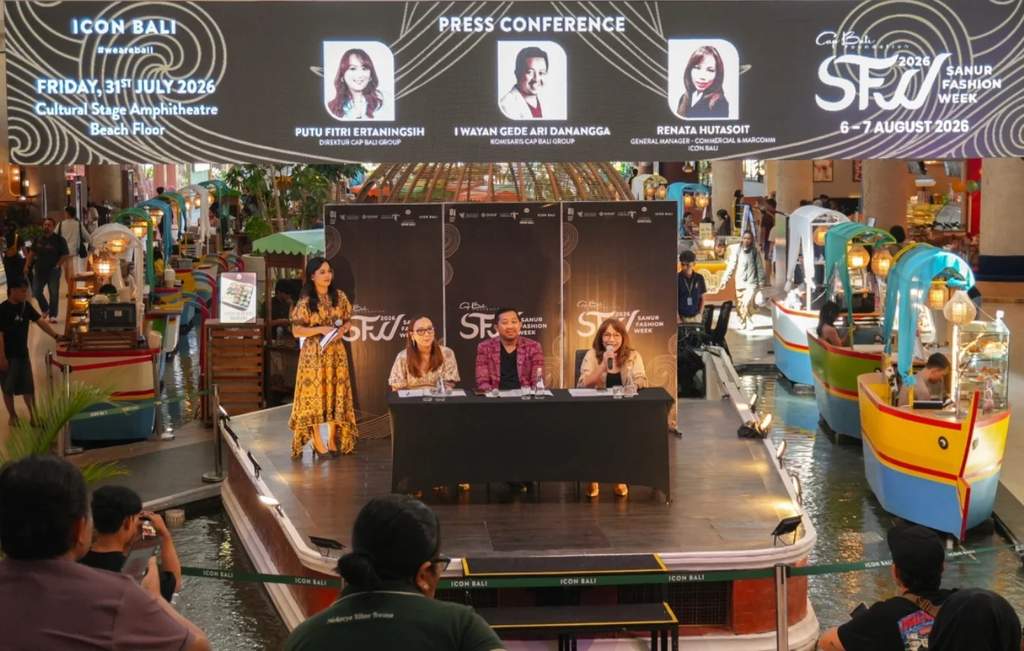 Persiapan area breakwater Pantai Sanur yang dirancang menjadi panggung catwalk unik untuk ajang Sanur Fashion Week 2026.