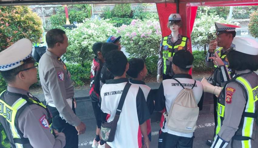 Prosesi peletakan batu pertama pembangunan Pasar Mentigi di Desa Batununggul, Nusa Penida, oleh Bupati Klungkung bersama jajaran pejabat daerah.