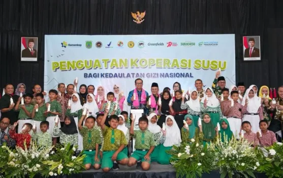 Jajaran pejabat Kementerian Koperasi dan peternak lokal menghadiri acara peluncuran program penguatan koperasi susu di KUTT Suka Makmur Pasuruan.