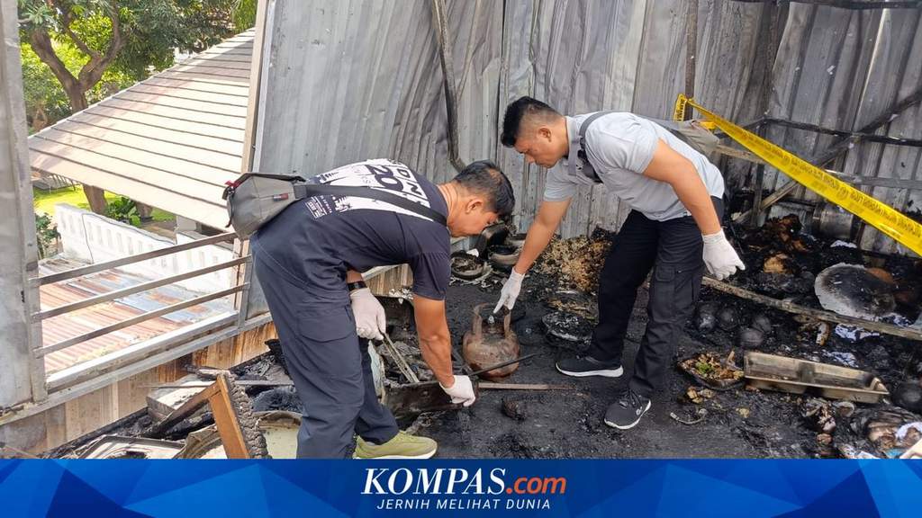 Petugas pemadam kebakaran berjibaku memadamkan api yang melahap bangunan gudang di Jalan Sudirman, Kelurahan Seririt, Kabupaten Buleleng.