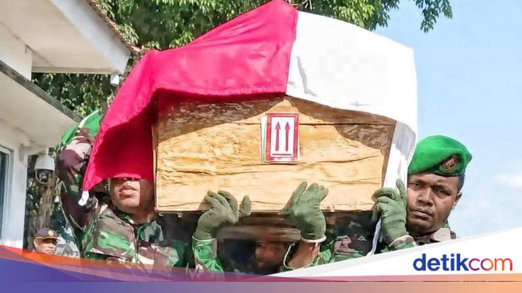 Suasana prosesi pemakaman jenazah dokter hewan Alfonsius Albinus Mehan di Kelurahan Wailiti, Kecamatan Alok Barat, Kabupaten Sikka.