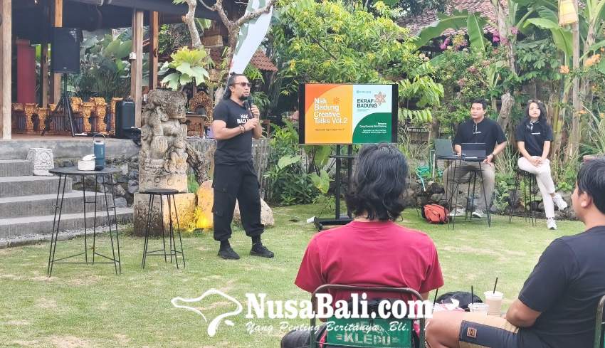 Sejumlah pemuda Bali sedang merakit kerangka ogoh-ogoh menggunakan anyaman bambu dengan ukuran besar di balai banjar.