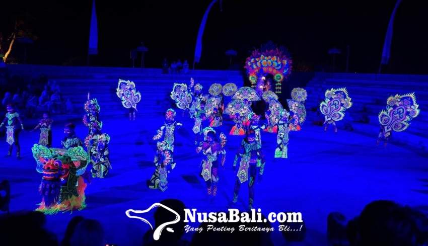 Penampilan penari Naluri Manca membawakan pertunjukan Cipta Rwa Loka dengan efek glow in the dark di panggung Taksu Art Stage Peninsula Island Nusa Dua.