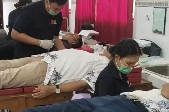 Sejumlah peserta antusias mengikuti kegiatan donor darah di salah satu lokasi mitra PMI Bali di Denpasar.
