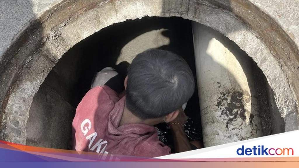 Petugas dari DLHK Badung bersama tim gabungan menyemen pipa pembuangan limbah milik Finns Beach Club di saluran gorong-gorong Pantai Berawa.