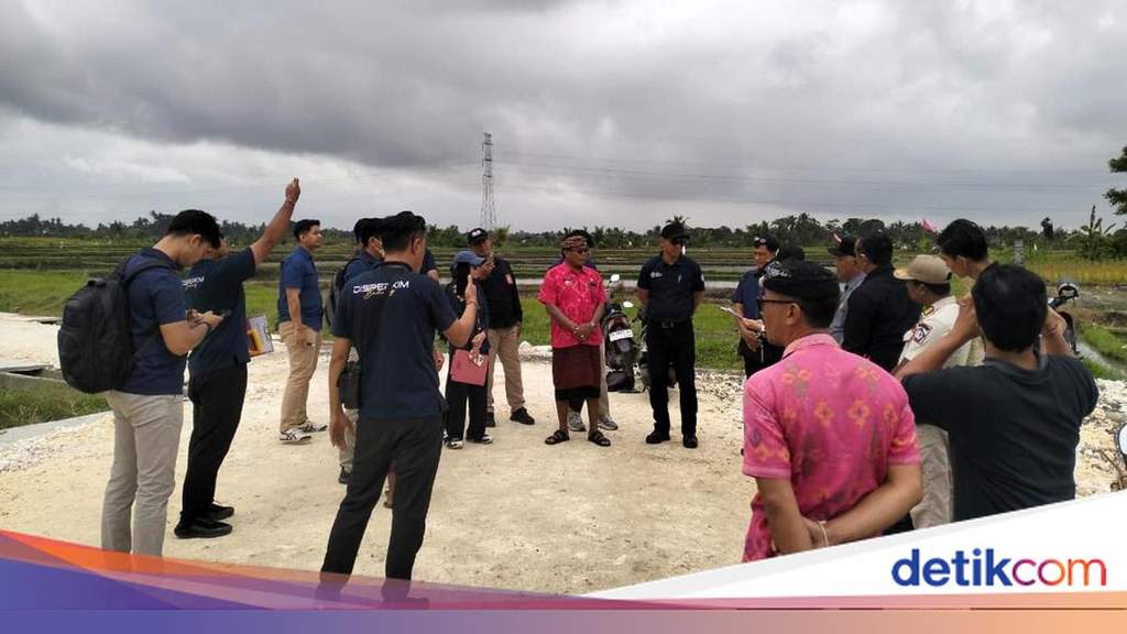 Aparat Satuan Polisi Pamong Praja Kabupaten Badung melakukan peninjauan di lokasi proyek kaveling tanah ilegal yang berada di kawasan jalur hijau Mengwi.