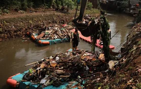 Tumpukan sampah plastik yang belum terpilah di tempat penampungan sementara sebelum diolah lebih lanjut.