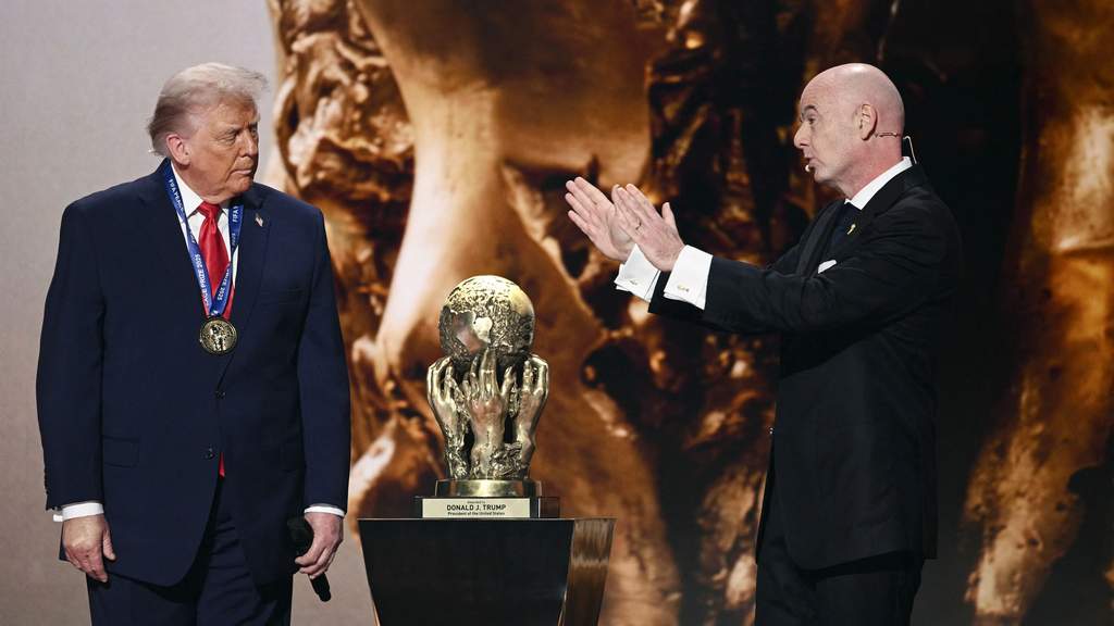 Presiden Amerika Serikat Donald Trump tampak berdiri di samping Presiden FIFA Gianni Infantino dalam sebuah kesempatan acara resmi kenegaraan.