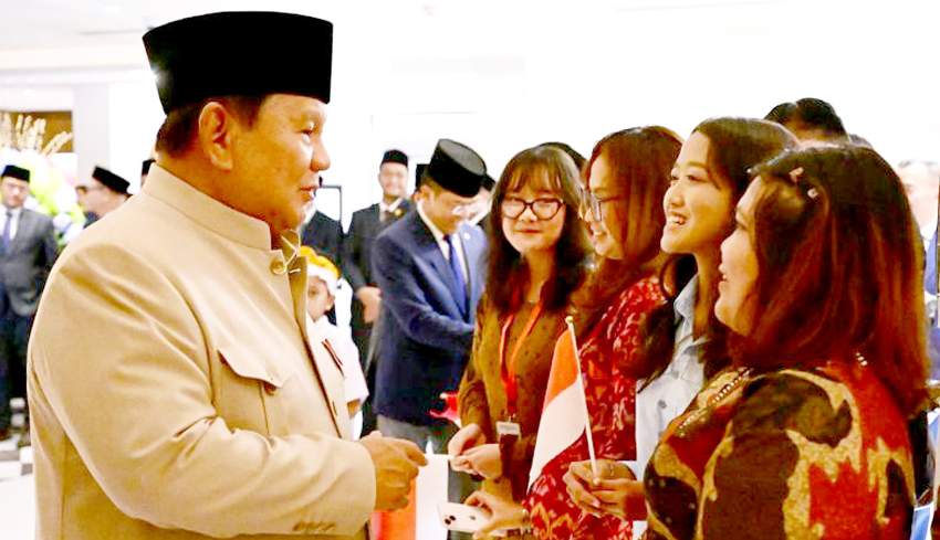Presiden Prabowo Subianto saat menerima sambutan hangat dan buket bunga dari anak-anak diaspora di New Delhi, India.