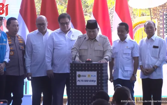 Presiden Prabowo Subianto didampingi Menteri ESDM Bahlil Lahadalia saat menekan tombol sirine peresmian program PLTS di Site Gilimanuk, Kabupaten Jembrana, Bali.