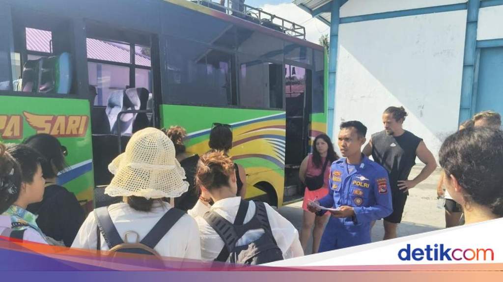 Ilustrasi perahu dan tim SAR yang melakukan upaya evakuasi korban kecelakaan kapal di tengah gelombang tinggi perairan NTB.
