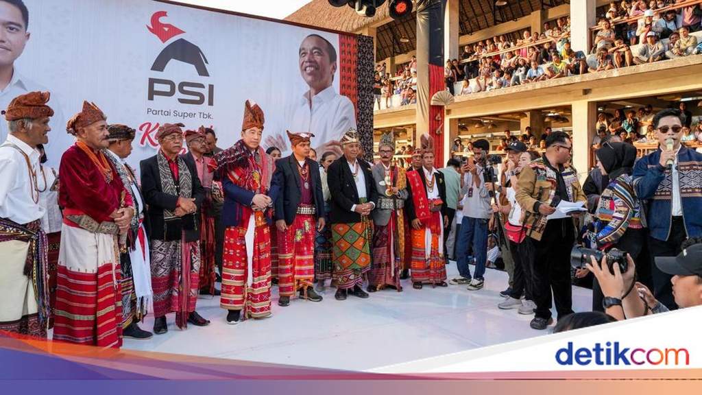 Mantan Presiden Joko Widodo saat dikenakan ikat kepala dan selendang kain tenun khas NTT oleh para raja dalam prosesi penganugerahan gelar adat di Kupang.