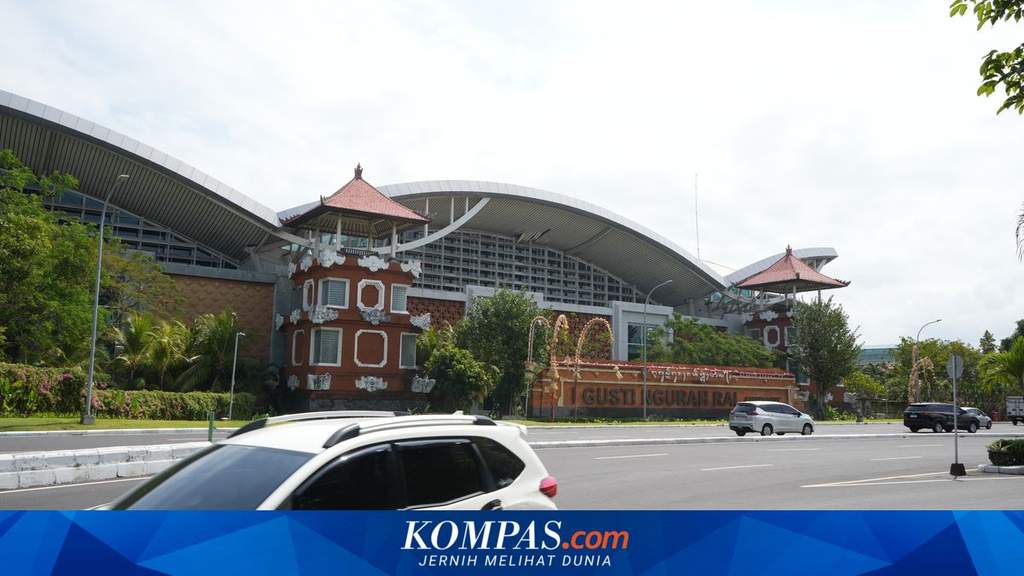 Suasana jalan akses menuju Bandara Internasional I Gusti Ngurah Rai Bali yang kini memberlakukan rekayasa lalu lintas baru berupa penutupan u-turn.