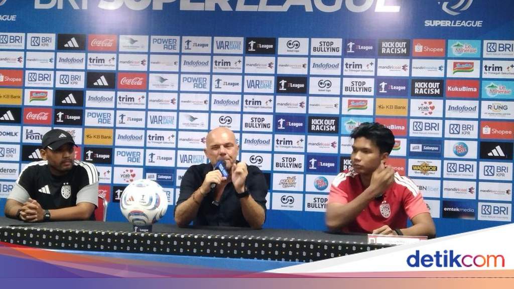 Para pemain Bali United merayakan kemenangan di Stadion Kapten I Wayan Dipta, Gianyar, setelah menaklukkan Isenmulang FC dengan skor 4-1.