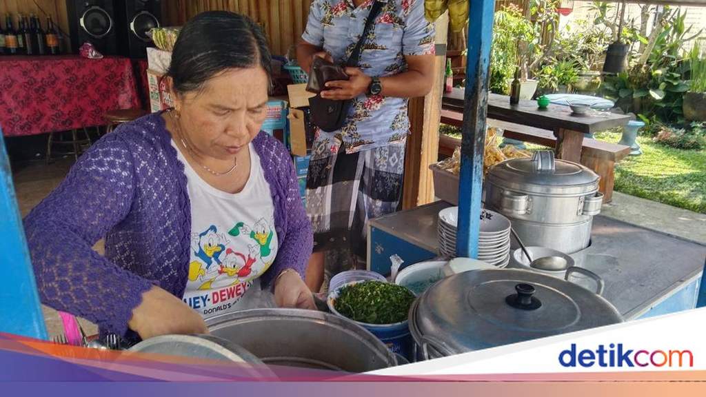Semangkuk Bakso Eso hangat khas Baturiti dengan potongan usus sapi, tetelan, dan kuah kaldu gurih yang disajikan di warung makan.