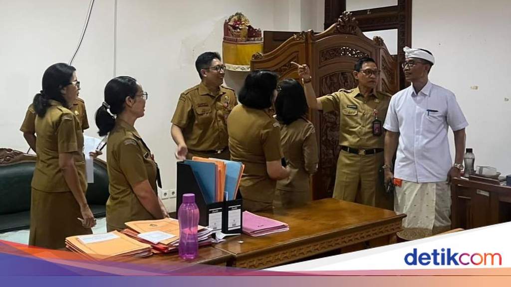Suasana inspeksi mendadak oleh jajaran pejabat Pemerintah Kabupaten Badung di ruang kerja kantor Sekretariat Daerah Badung.
