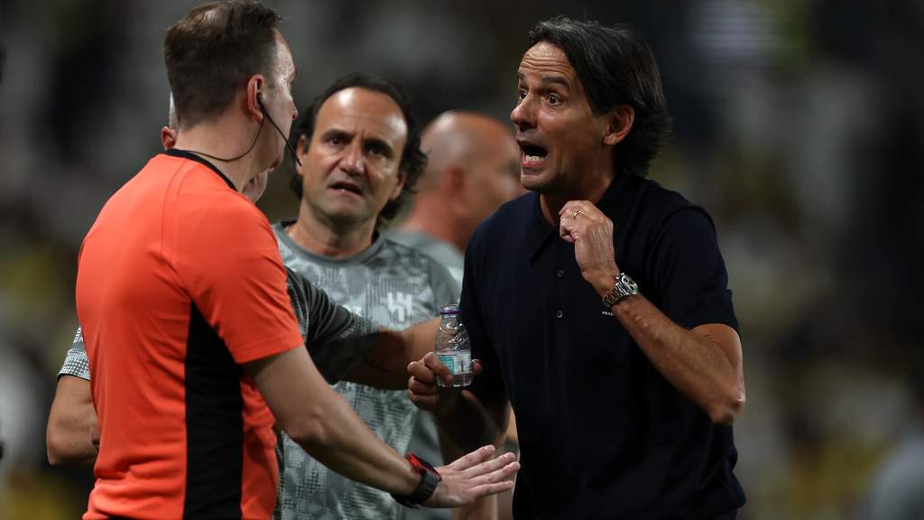 Pelatih Al Hilal Simone Inzaghi memberikan instruksi kepada para pemain dalam sesi latihan pemusatan pramusim di Austria.