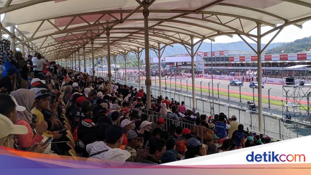 Pemandangan udara Sirkuit Internasional Mandalika di Lombok Tengah, Nusa Tenggara Barat, yang bersiap menyambut ajang balap MotoGP 2026.