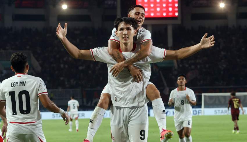 Pemain Timnas Indonesia merayakan kemenangan di lapangan hijau dengan mengenakan jersey merah khas skuad Garuda di stadion kebanggaan.