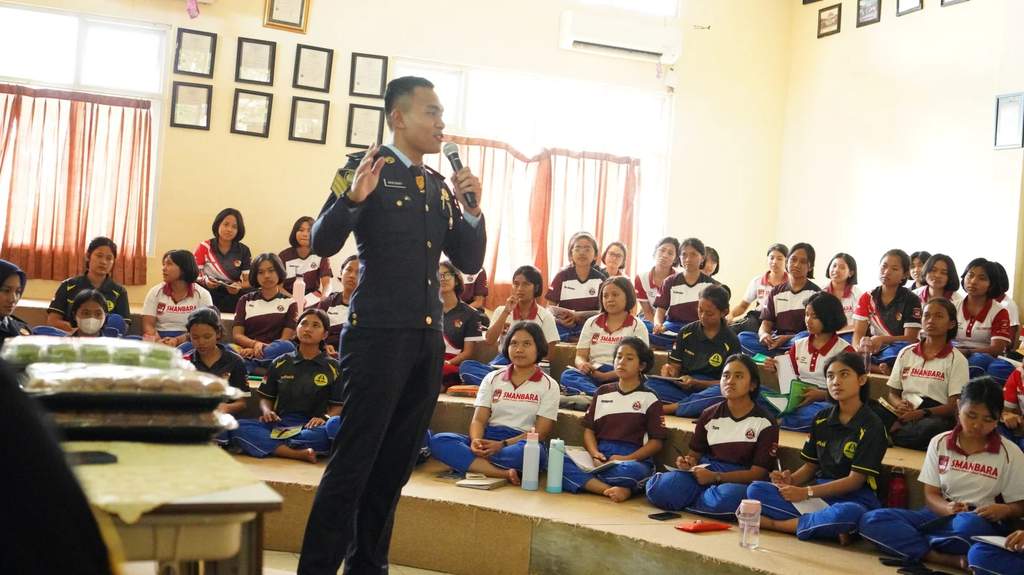 Suasana sosialisasi Program Si Raja Cerdas oleh Kantor Imigrasi Singaraja bersama taruna Poltekimipas di hadapan siswa SMAN 1 Singaraja.