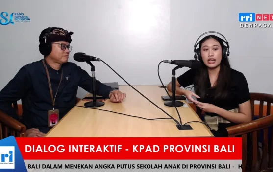 Suasana kegiatan belajar mengajar di salah satu sekolah di wilayah Bali dengan siswa tampak menyimak penjelasan guru di dalam kelas.