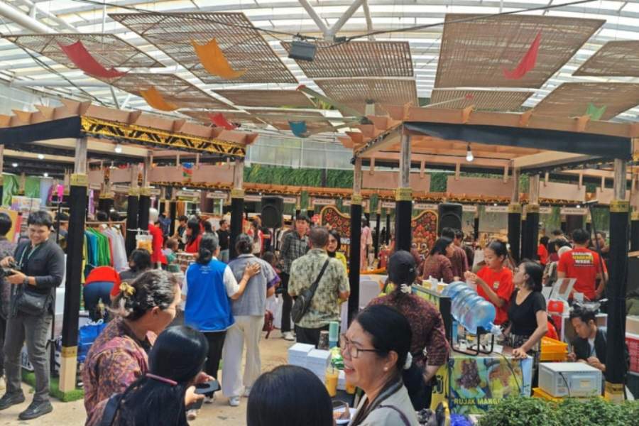 Suasana meriah stan pameran produk lokal dalam ajang Badung UMKM Week 2026 yang dipadati oleh para pengunjung di pusat perbelanjaan Kuta.
