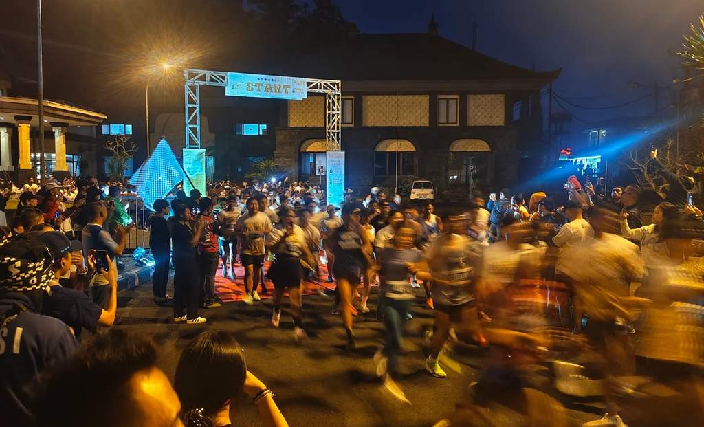 Para peserta Batur Culture Run 2026 berlari di jalur on-road kawasan Kintamani dengan latar belakang pemandangan megah Gunung Batur.