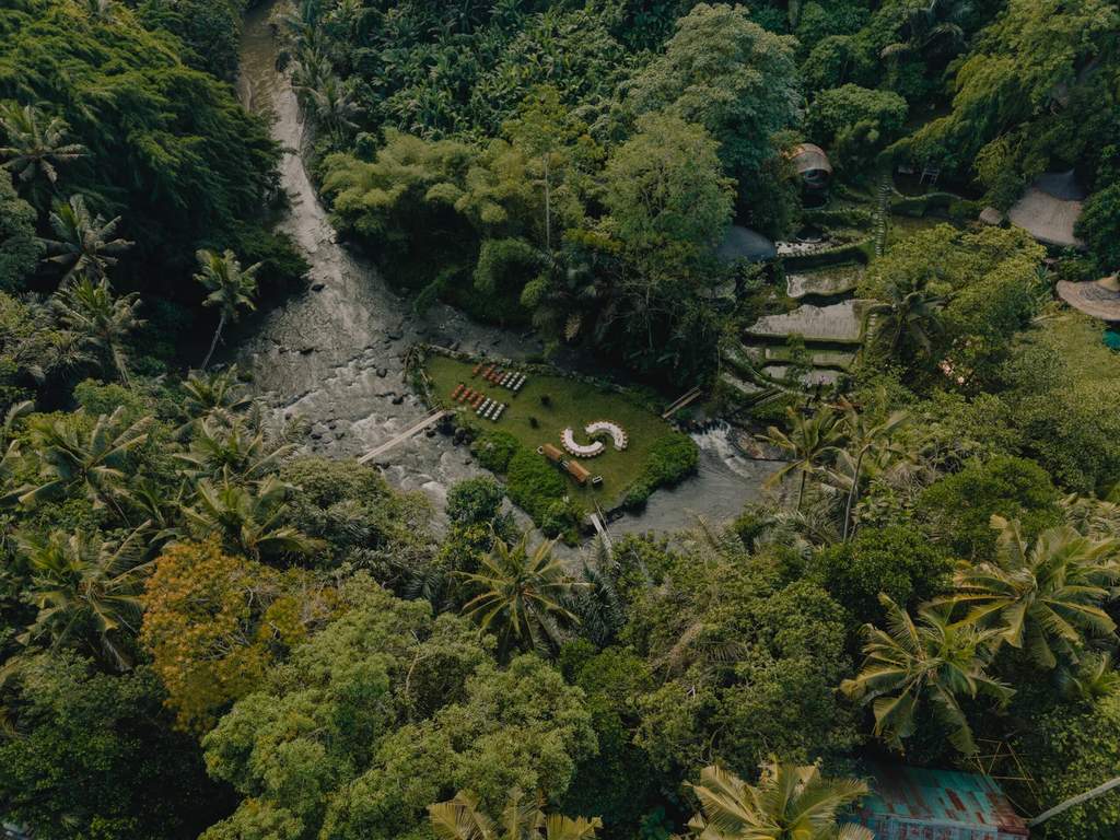 Pemandangan area resor Bambu Indah di Ubud dengan lanskap hutan tropis dan arsitektur bangunan bambu yang estetik untuk lokasi pernikahan.