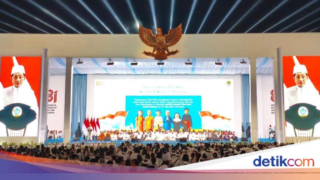 Suasana ribuan jemaah lintas agama berkumpul khidmat mengikuti Zikir dan Doa Kebangsaan di kawasan Monumen Nasional Jakarta.