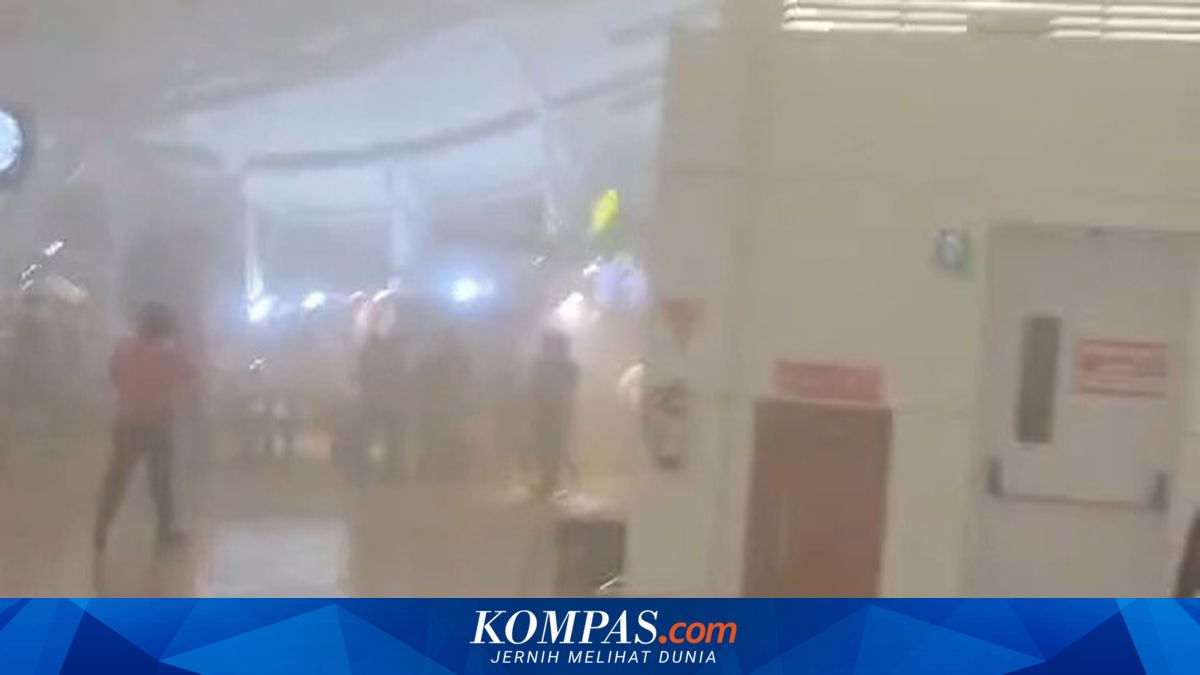 Suasana Terminal Internasional Bandara I Gusti Ngurah Rai di Bali dengan penjagaan petugas keamanan pasca insiden kepulan asap.