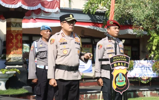 Suasana tradisi penyambutan Kapolres Gianyar yang baru AKBP James IS Rajagukguk di halaman Mako Polres Gianyar dengan tarian adat dan kalungan bunga.