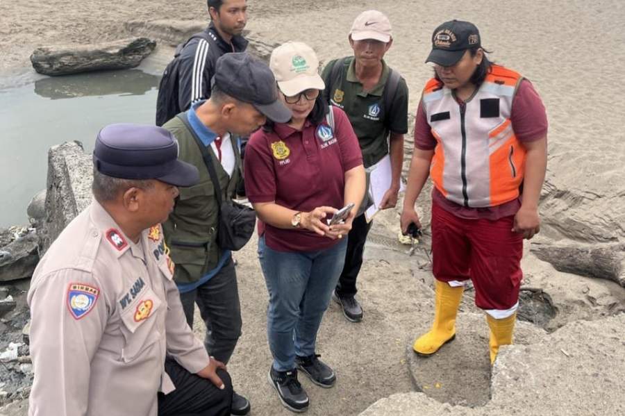 Tim Dinas Lingkungan Hidup dan Kebersihan Kabupaten Badung sedang melakukan pengecekan dan penelusuran saluran air di sekitar Pantai Berawa.
