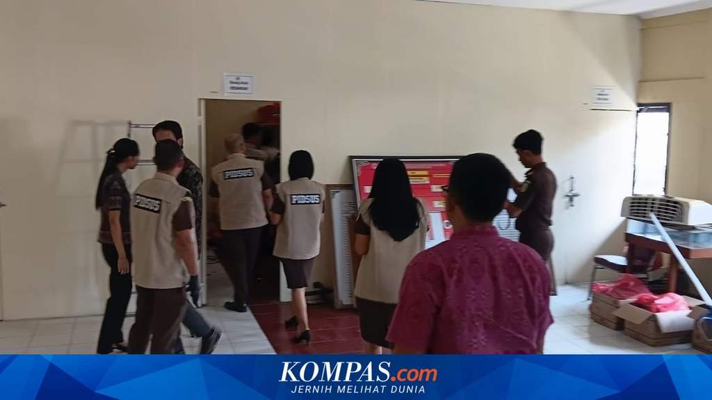 Tim penyidik Kejari Buleleng saat melakukan penggeledahan di kantor Perumda Kabupaten Buleleng, Bali, membawa sejumlah berkas barang bukti.