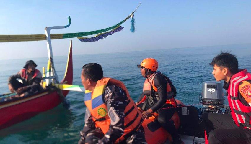 Tim SAR gabungan sedang bersiap memicu penyisiran laut dan darat menggunakan perahu karet di kawasan Pantai Yeh Sumbul dekat Medewi.