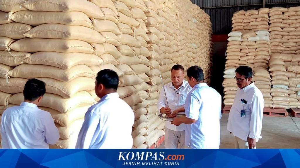 Tumpukan karung beras di dalam gudang Perum Bulog Kanwil Bali yang siap didistribusikan untuk menjaga stabilitas harga pangan daerah.